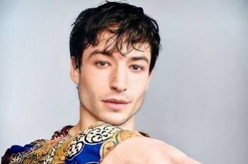 Ezra Miller es acusado de tener resguardada a una mujer con sus tres hijos en una granja con armas