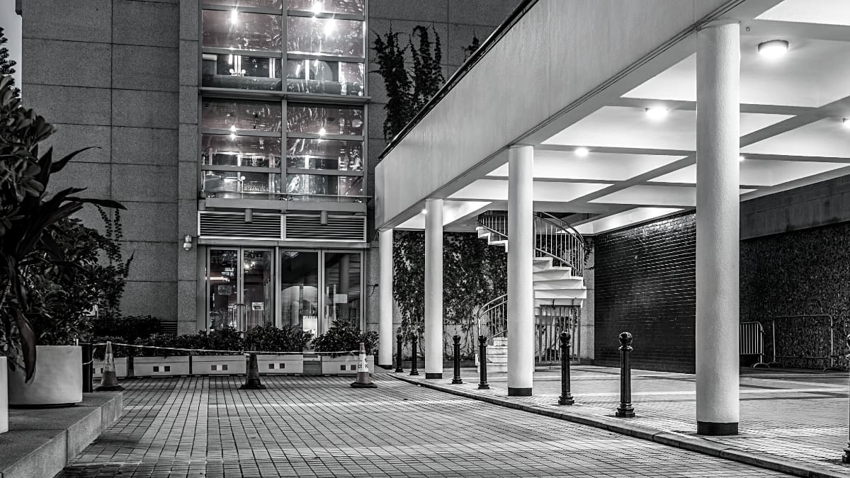 VIDEO | "Fantasma" se cruza en la entrada de un edificio