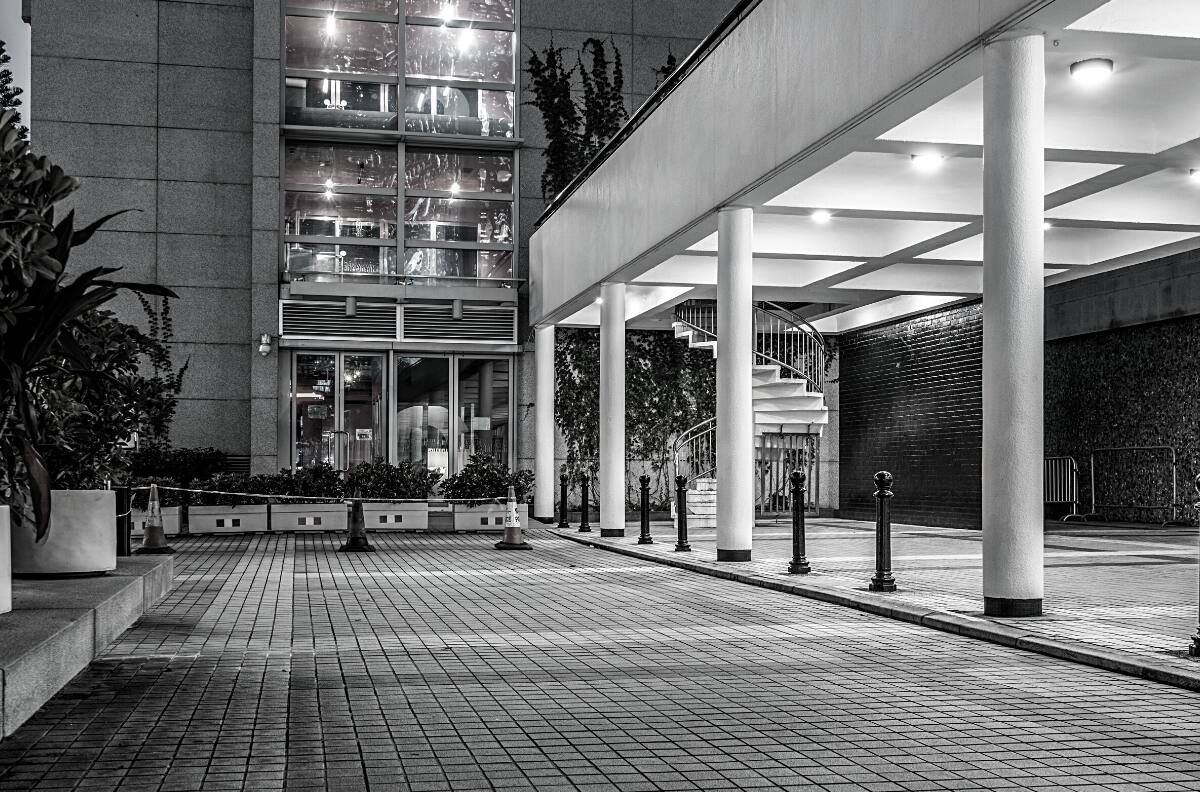 VIDEO | "Fantasma" se cruza en la entrada de un edificio