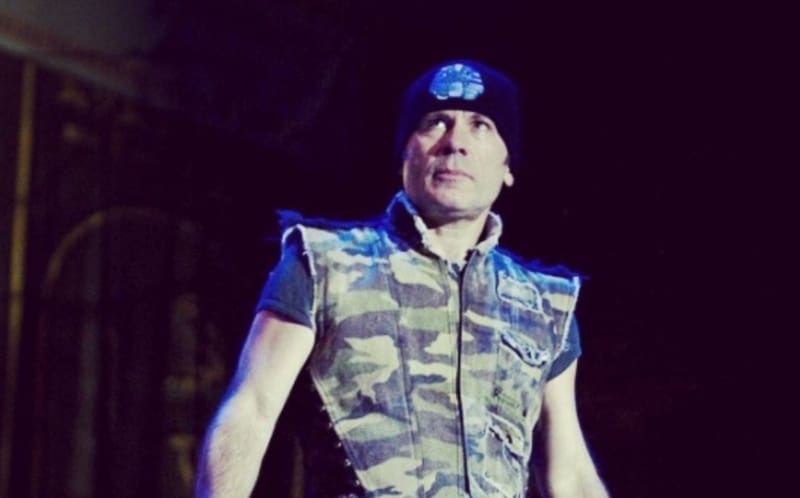 Bruce Dickinson El inglés, de 63 años, presenta síntomas leves y confía en que los fans se vacunen para asistir a los conciertos - Créditos: Instagram @brucedickinsonofficial