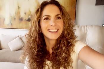 Lucero enamora a sus fans desde la playa con una imagen muy natural