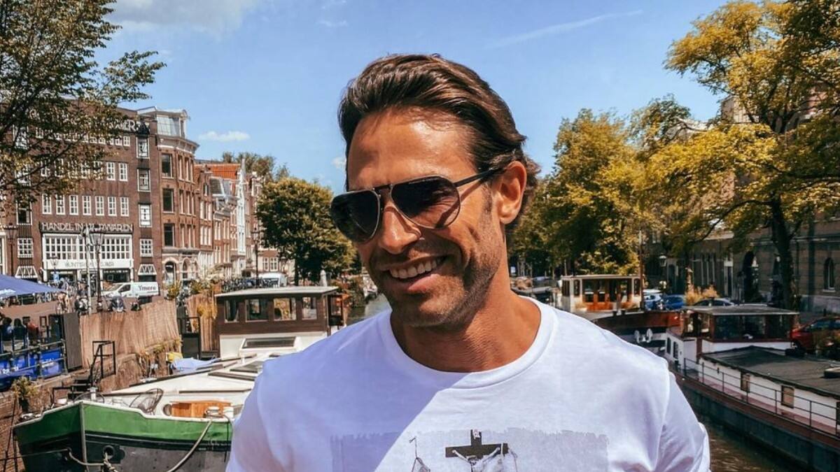 Sebastián Rulli posa al estilo de Juan Gabriel y sus fans no aguantan la risa