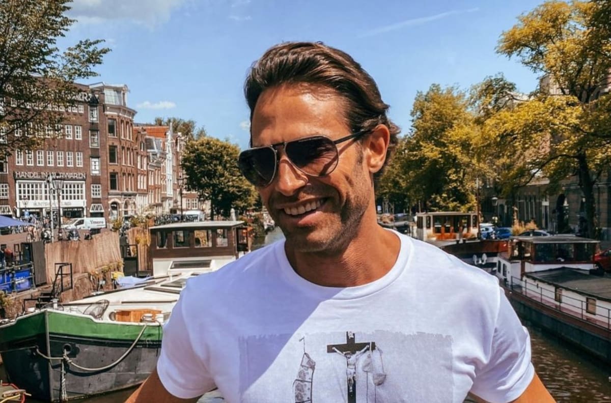 Sebastián Rulli posa al estilo de Juan Gabriel y sus fans no aguantan la risa