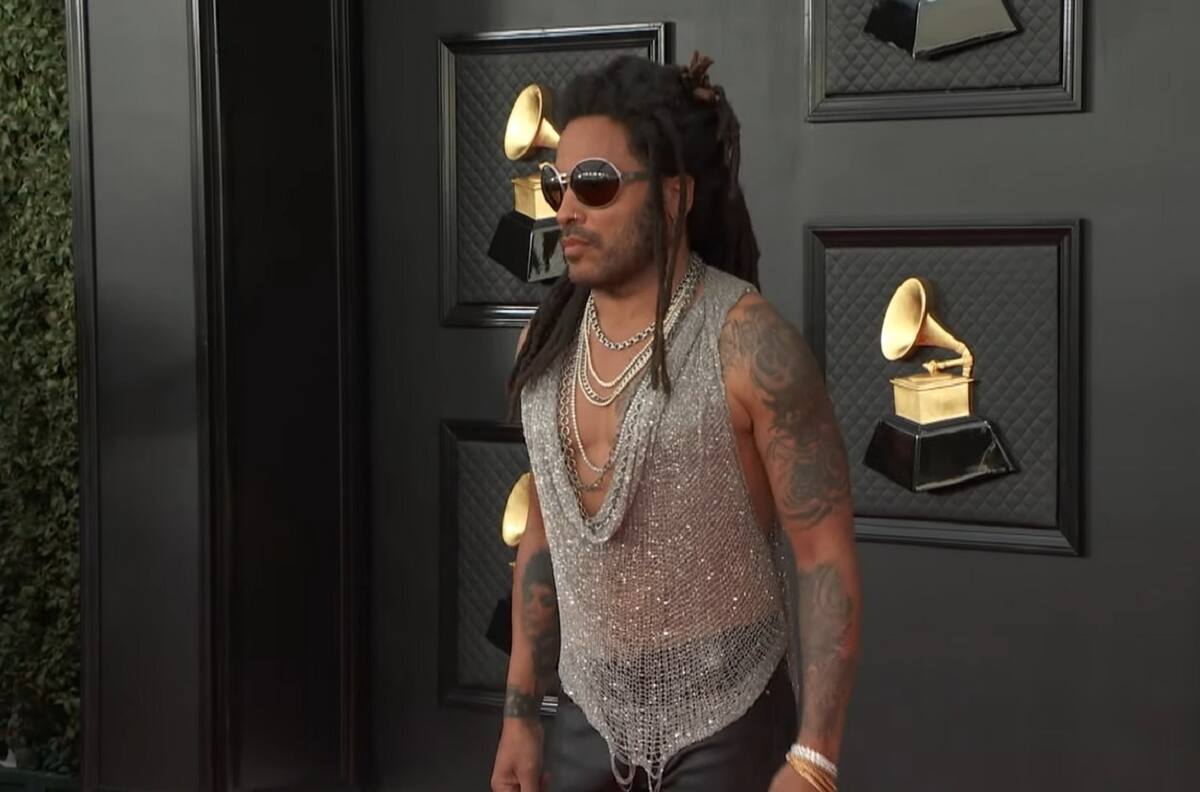 Lenny Kravitz se robó la alfombra roja de los Premios Grammy 2022 con camisa metálica y botas altas