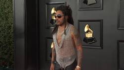 Lenny Kravitz se robó la alfombra roja de los Premios Grammy 2022 con camisa metálica y botas altas