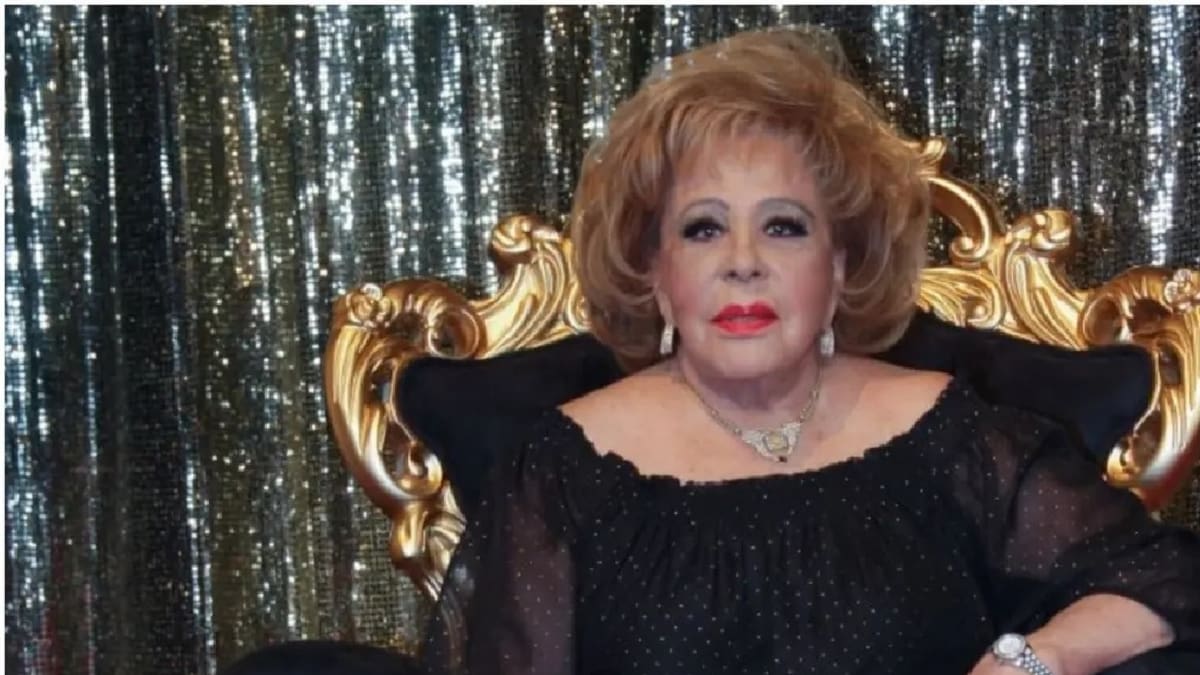 Silvia Pinal recibe romántica y alegre serenata en su casa