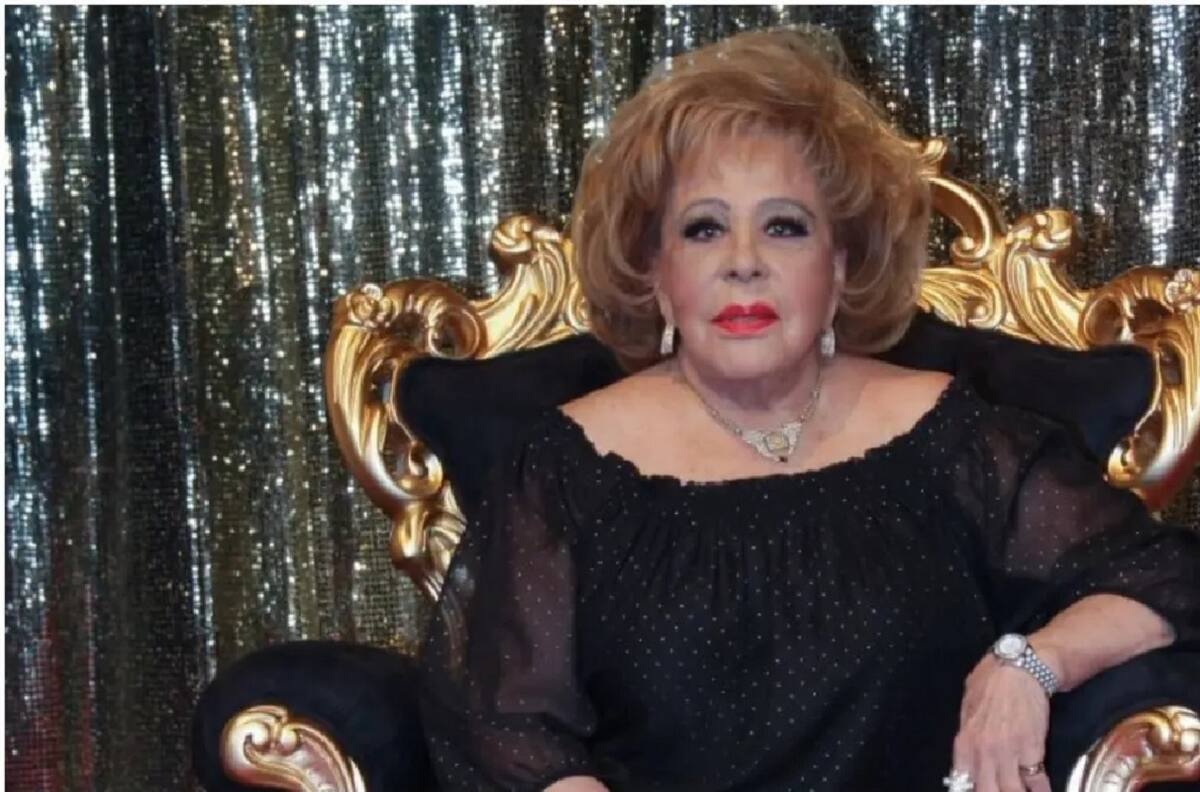 Silvia Pinal recibe romántica y alegre serenata en su casa