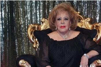 Silvia Pinal recibe romántica y alegre serenata en su casa