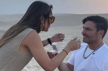 ¡Están comprometidos! Julián Gil le dio el anillo a su novia en el desierto de Qatar