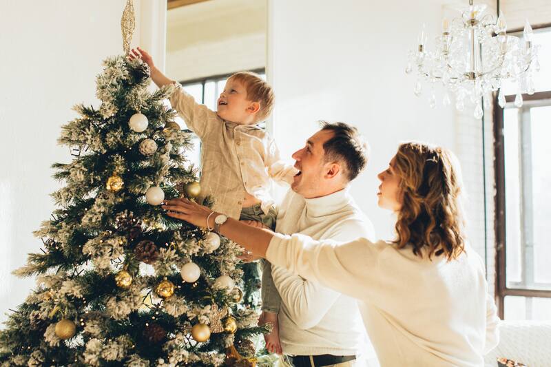 Para el Feng Shui es primordial que toda la familia participe en la decoración del árbol de Navidad.