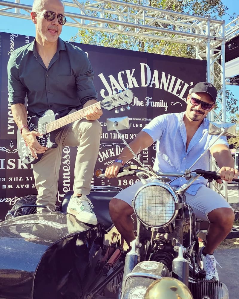 César Caillet junto a su novio, Erik Parra.