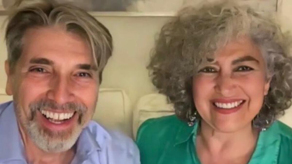 Amanda Miguel cảm nhận được sự bảo vệ của Diego Verdaguer, người yêu cầu cô đừng buồn – Tiempo X