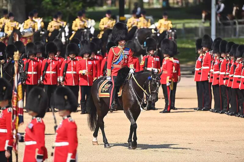 El hijo mayor del rey Carlos encabezó los ensayos del desfile Trooping the Colour.
