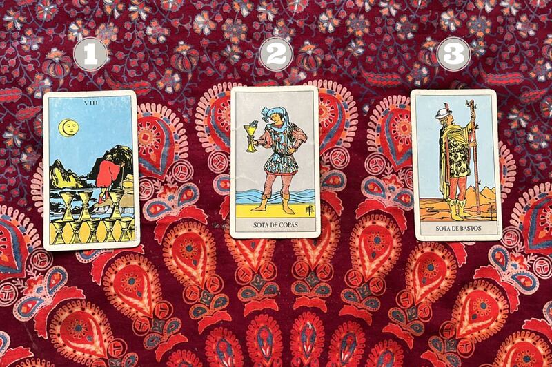 Cartas del tarot reveladas encima de una tela.