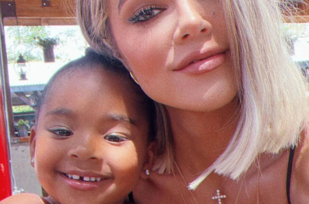 Khloé Kardashian comparte tierna foto de la "tribu Kardashian"