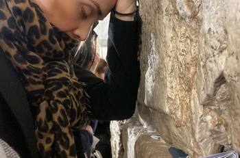 Jacky Bracamontes y su visita al Mar Muerto y el Muro de los Lamentos