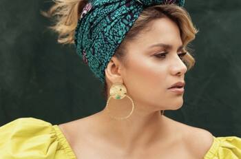 La cantante colombiana Adriana Lucía presenta por primera vez a sus gemelas en una fotografía