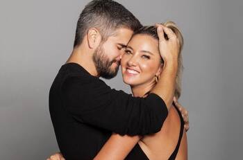 Daniel Arenas y su novia Daniella Álvarez presumen su amor por las calles de París