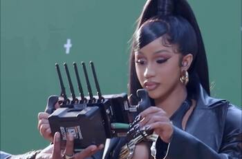 Cardi B luce atuendos reveladores en detrás de cámaras de nuevo video