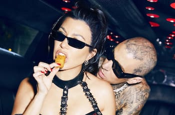 Kourtney Kardashian hace tatuaje a Travis Barker luego de estar hospitalizado