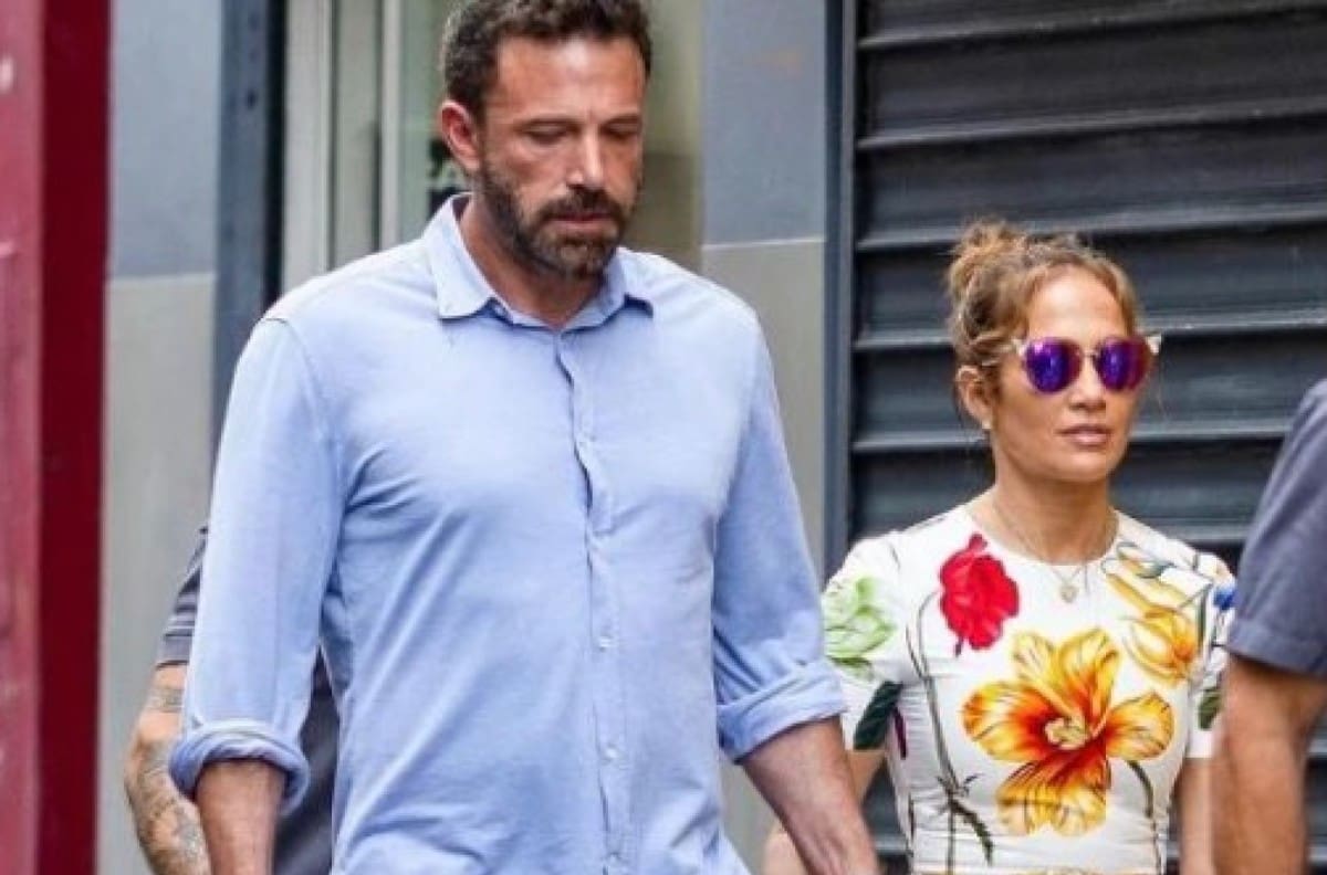 Jennifer López cautiva con sus looks románticos en su luna miel
