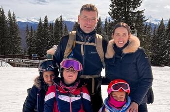 Jacky Bracamontes comparte tierno video del último día de esquí con sus hijas