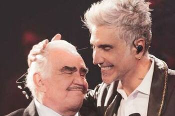 Alejandro Fernández llega desconsolado al homenaje luctuoso de su papá, Vicente Fernández