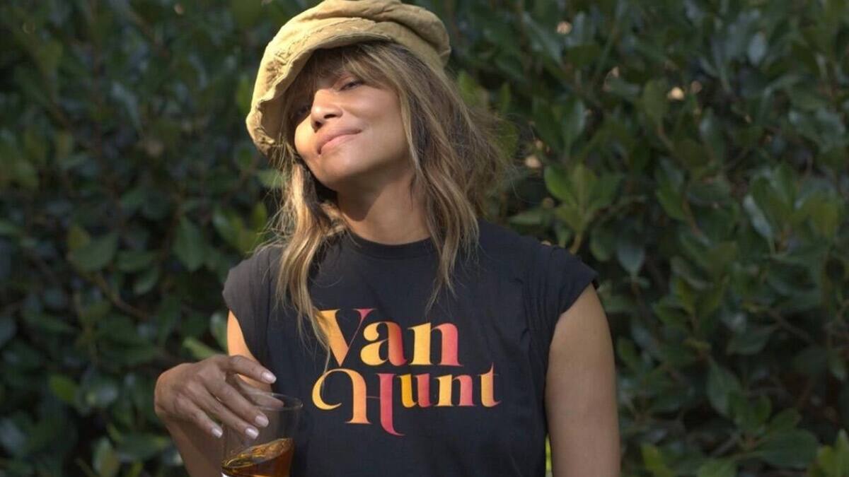 Halle Berry presume cuerpazo en revelador outfit a los 55 años