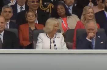 El príncipe Carlos tiene un ataque de risa en pleno evento del Jubileo de Platino