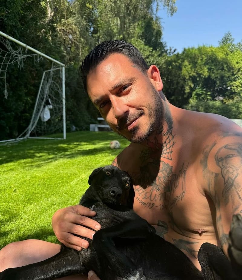 Mauricio Pinilla adoptó a una perrita afectada por los incendios forestales, a quien llamó Roma.