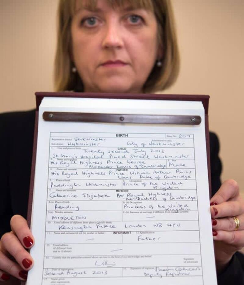 El acta de nacimiento del príncipe George, quien fue inscrito en el Registro Civil Británico unos días después de su nacimiento.