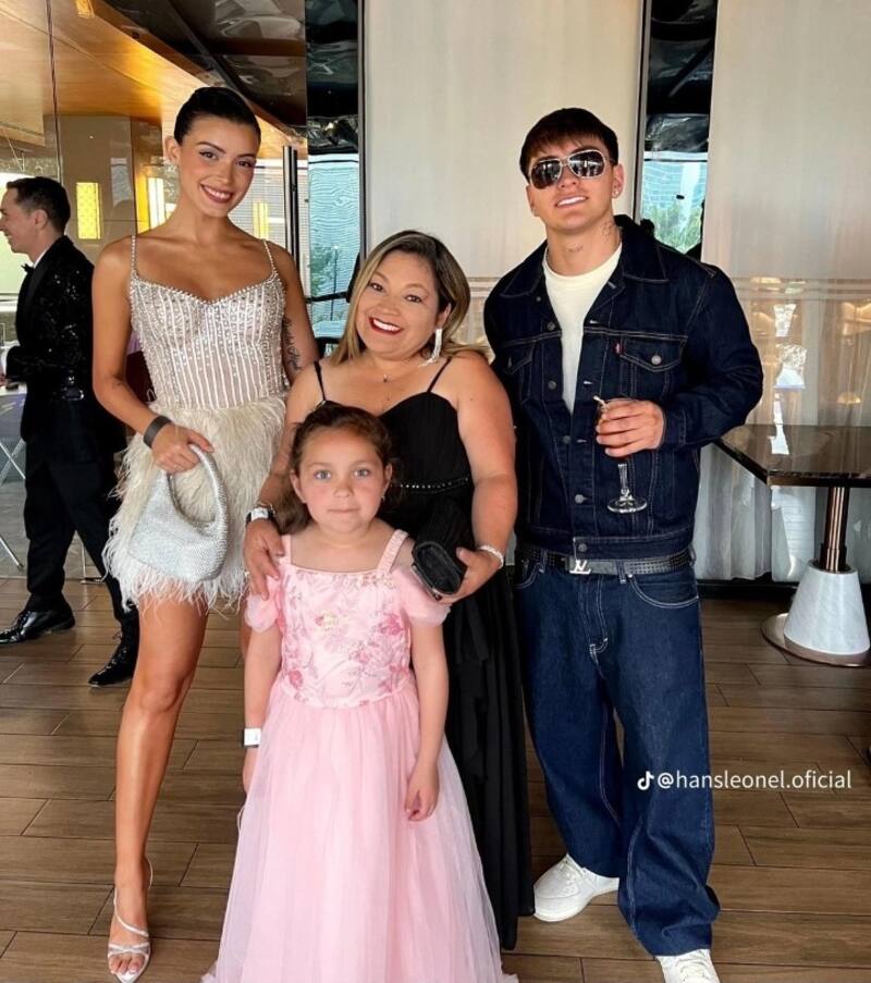 Constanza Capelli y Hans Valdés con su familia. Créditos: Instagram