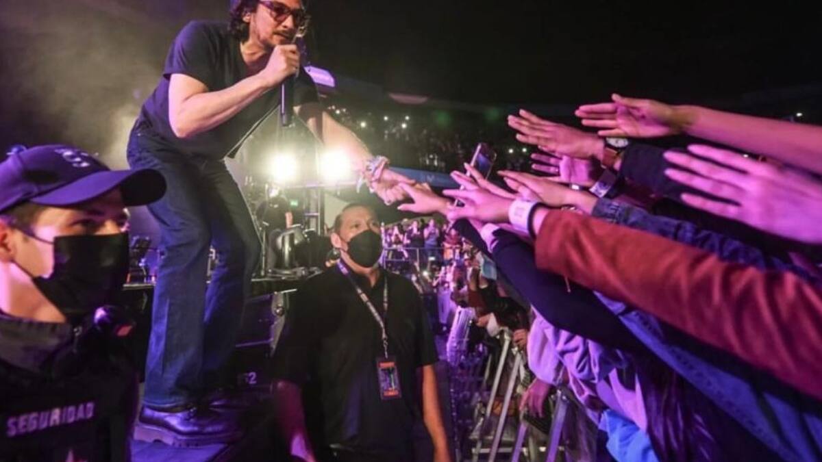 León Larregui, integrante de Zoé, lamenta el fallecimiento de sus dos fanáticas