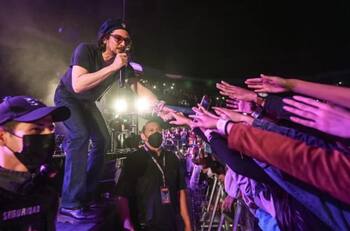 León Larregui, integrante de Zoé, lamenta el fallecimiento de sus dos fanáticas