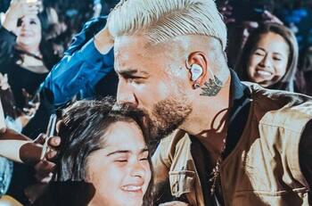 Maluma muestra cariño hacia niña con síndrome de Down, durante su concierto