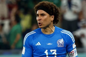 Memo Ochoa dedica atajada en el Mundial a su mejor amigo porque falleció su papá