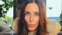 Courteney Cox se cuela a fotos de sus fans en el icónico sofá naranja de "Friends"