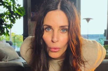 Courteney Cox se cuela a fotos de sus fans en el icónico sofá naranja de "Friends"