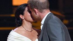 Meghan y Harry pasan por la alfombra de The Invictus Games tomados de la mano y se besan en discurso