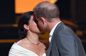 Meghan y Harry pasan por la alfombra de The Invictus Games tomados de la mano y se besan en discurso
