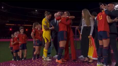 VIDEO | Polémica en España por beso del presidente de la Federación a figura de su Selección en pleno festejo
