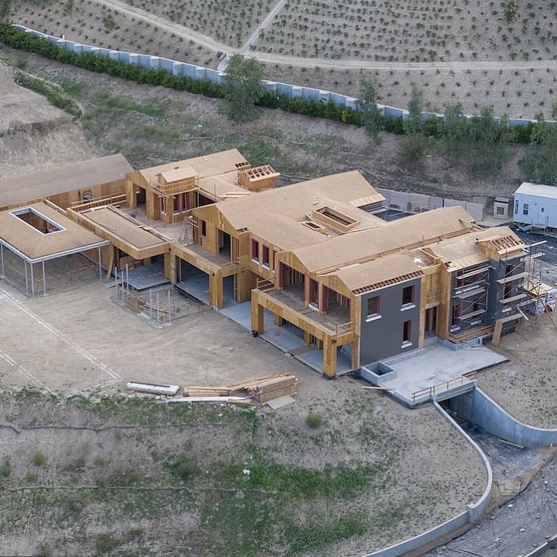 Ya han pasado tres años desde que Kylie Jenner está construyendo su tercera casa en un terreno de dos hectáreas y el lujoso inmueble ya está tomando forma.