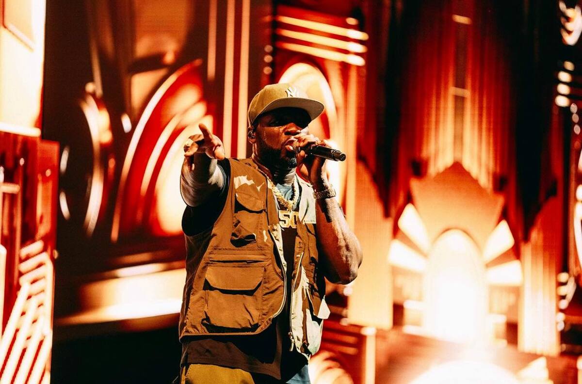 50 Cent le lanzó micrófono a fanática en pleno show: Quedó con un corte en su cabeza