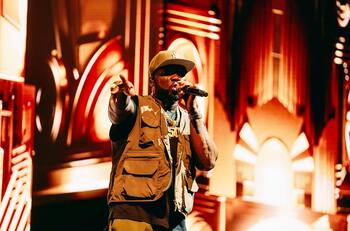 50 Cent le lanzó micrófono a fanática en pleno show: Quedó con un corte en su cabeza