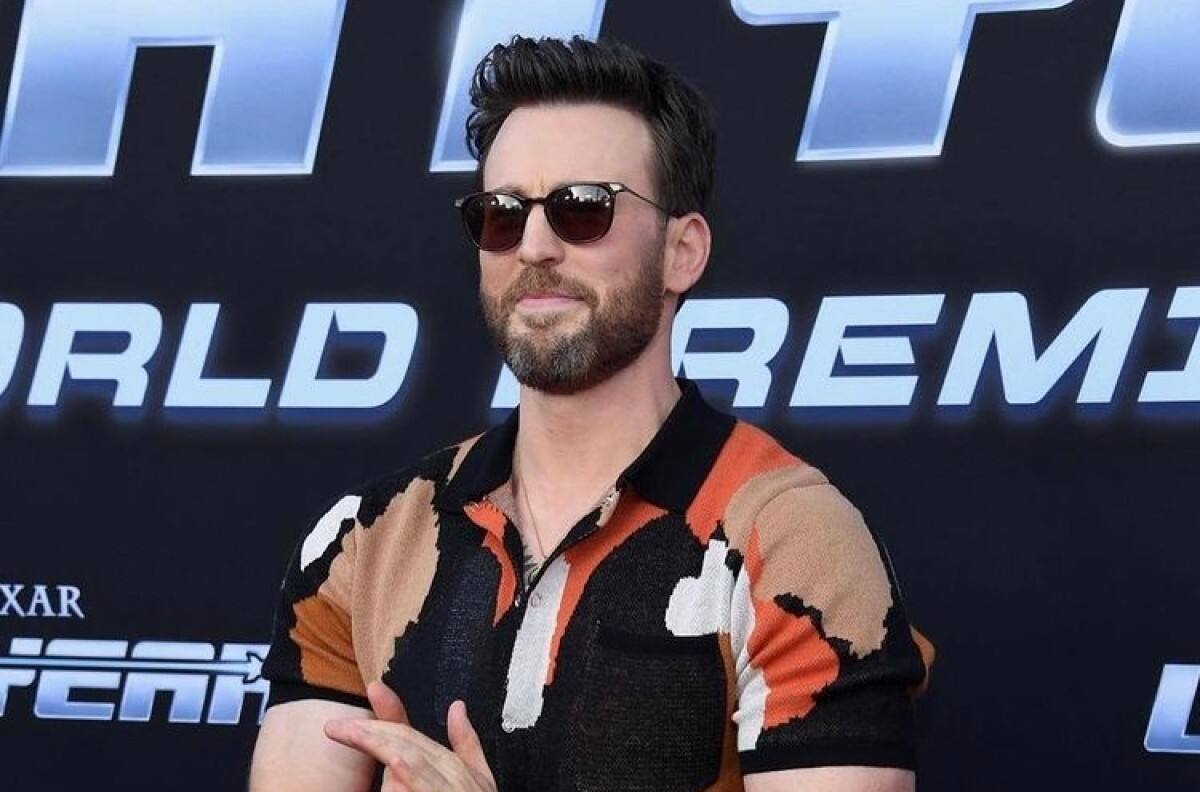 Chris Evans da el último adiós a su icónico Iphone