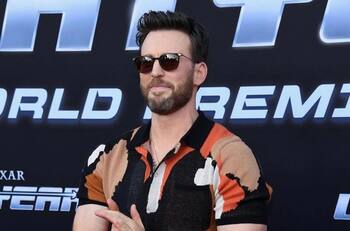 Chris Evans da el último adiós a su icónico Iphone