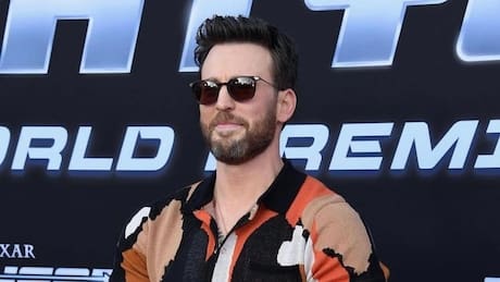 Chris Evans da el último adiós a su icónico Iphone