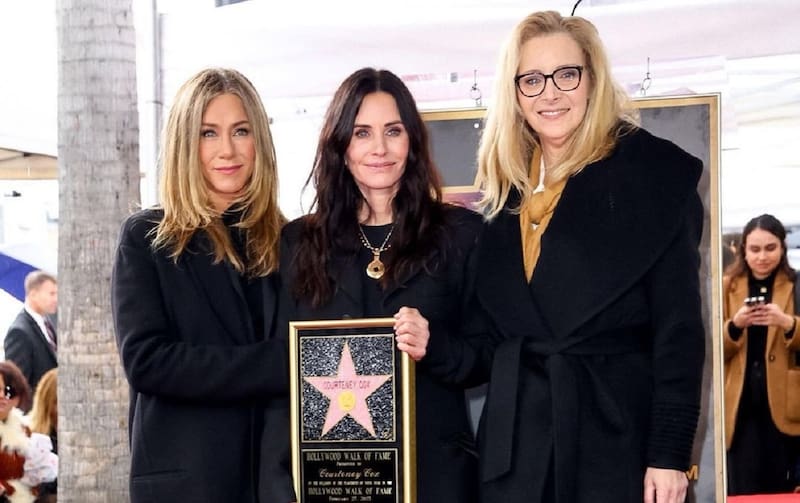 Courtney Cox junto a Jennifer Aniston y Lisa Kudrow La estrellas de "Friends" acompañaron a la actriz en su especial día. - Créditos: Instagram