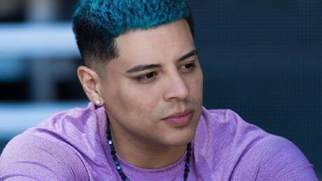 Eduin Caz se lesiona durante coreografía con machete; muestra sus heridas en video