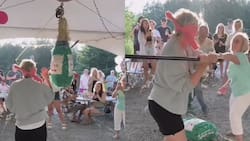 VIDEO: Hombre rompe piñata en su cumpleaños y acaba dándole con el palo a su suegra